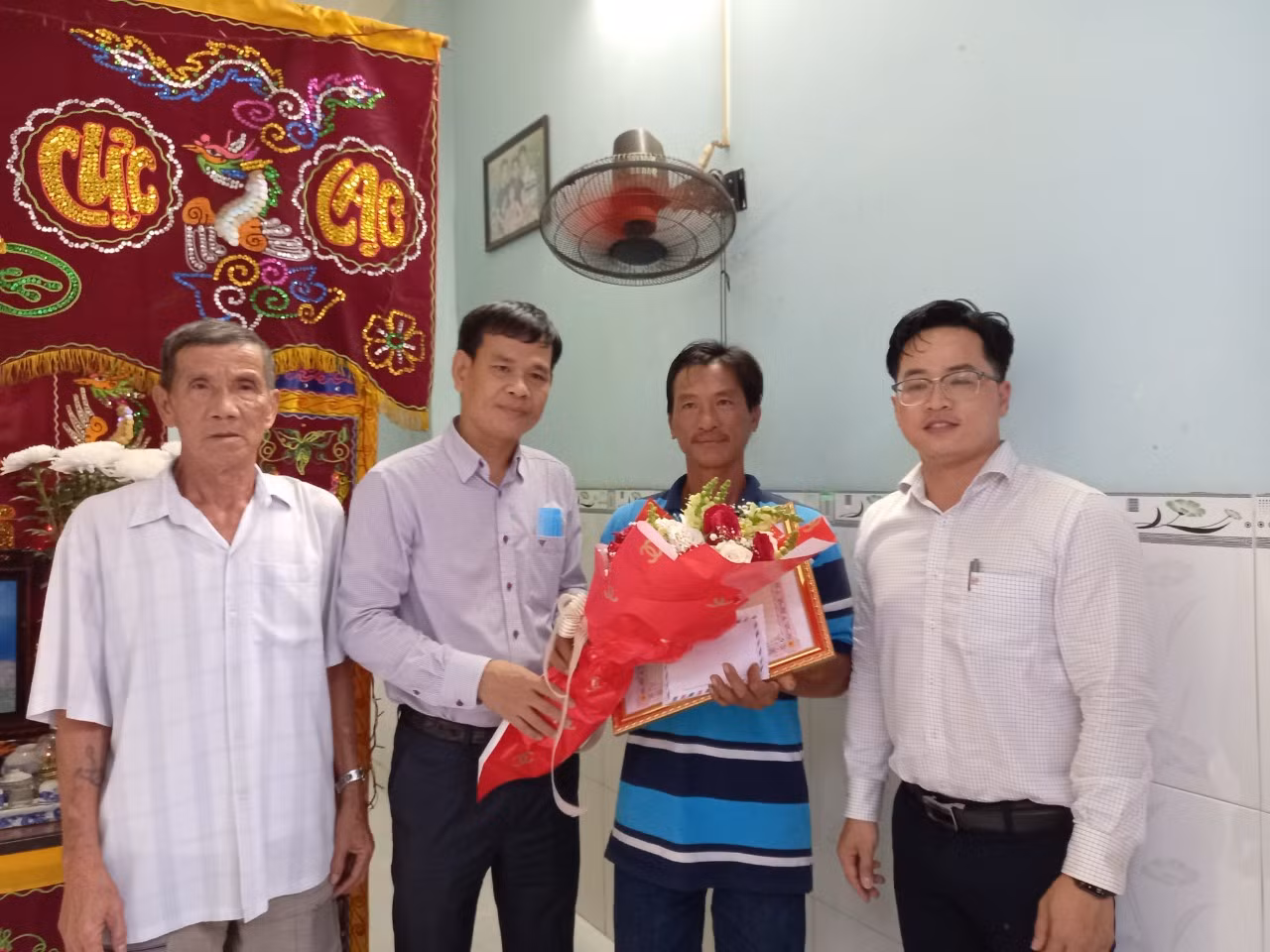  Khen thưởng ngư phủ liên tiếp cứu hai người tự tử -0