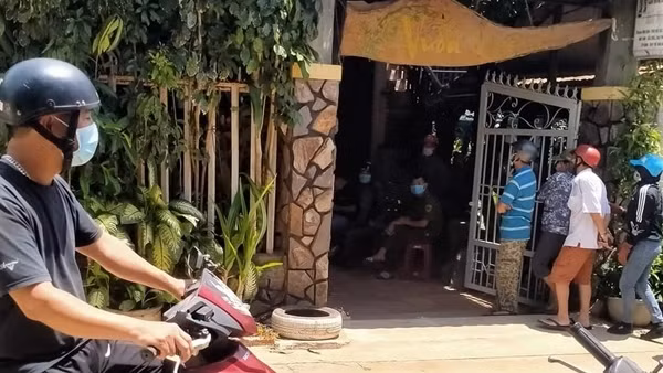 Đâm 2 người thương vong rồi leo lên mái nhà lẩn trốn ảnh 3