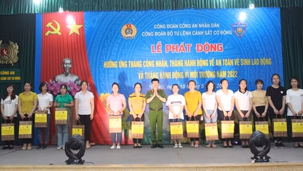 Trao tặng nhà cho gia đình cán bộ Cảnh sát bảo vệ có hoàn cảnh khó khăn ảnh 5