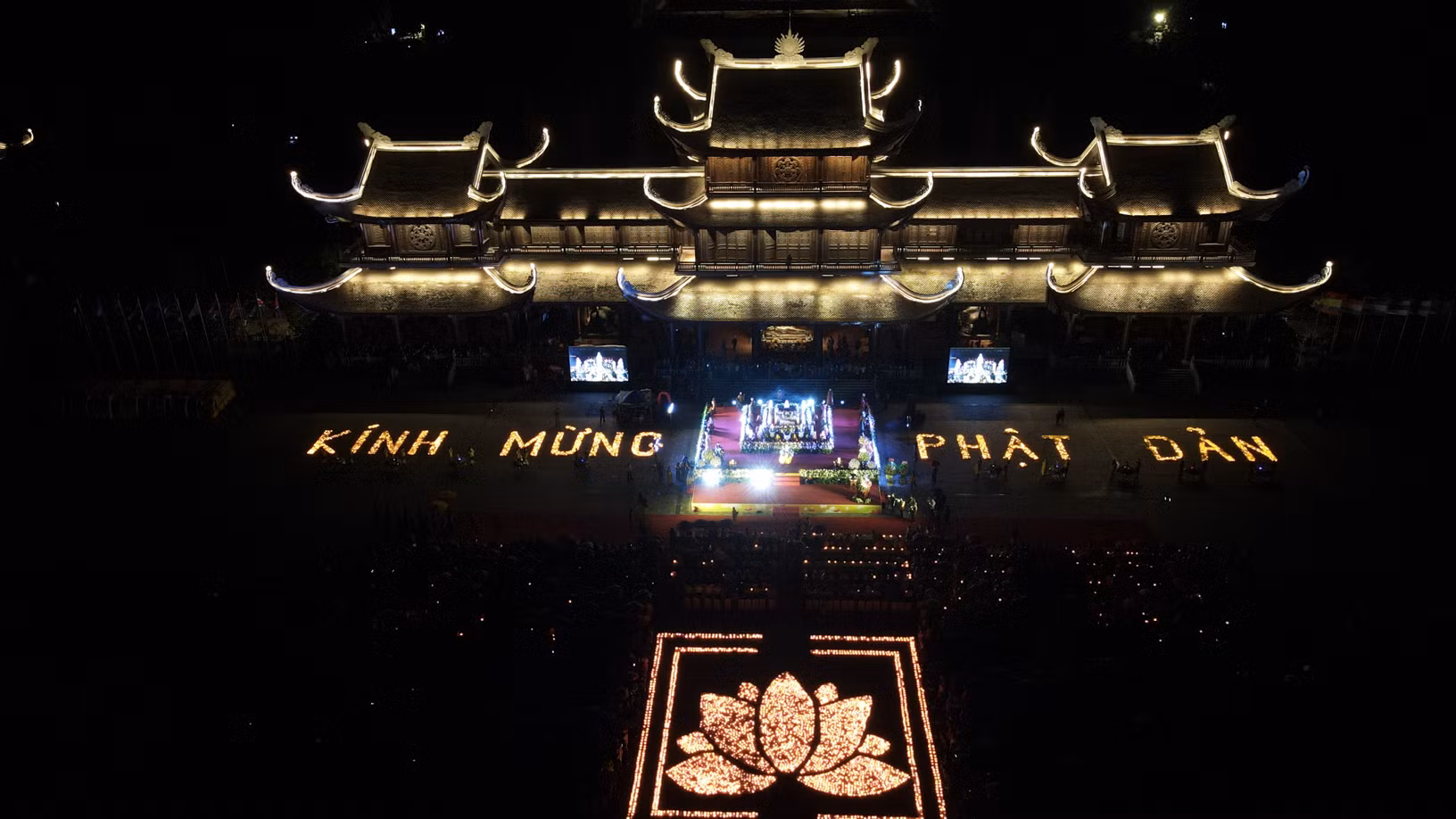 Hàng vạn người đội mưa mừng lễ Phật Đản 2022 -0