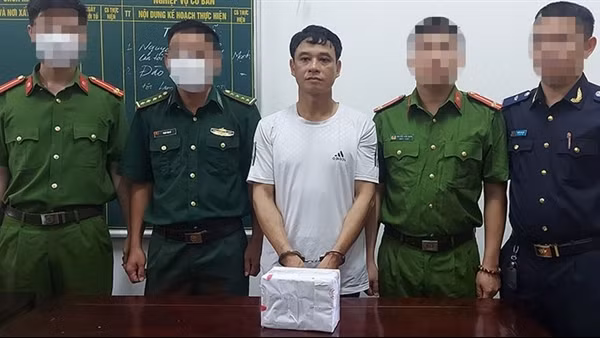 Đang đi giao ma tuý cho khách thì bị bắt quả tang ảnh 4