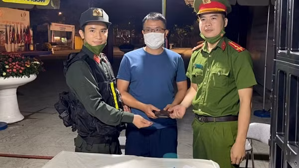 Công an phường hỗ trợ tìm được gần 2 lượng vàng người dân đánh rơi ảnh 3