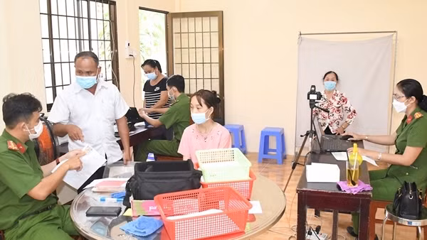 Công an Phù Yên, Sơn La cấp CCCD và mã định danh điện tử cho học sinh cuối cấp ảnh 5