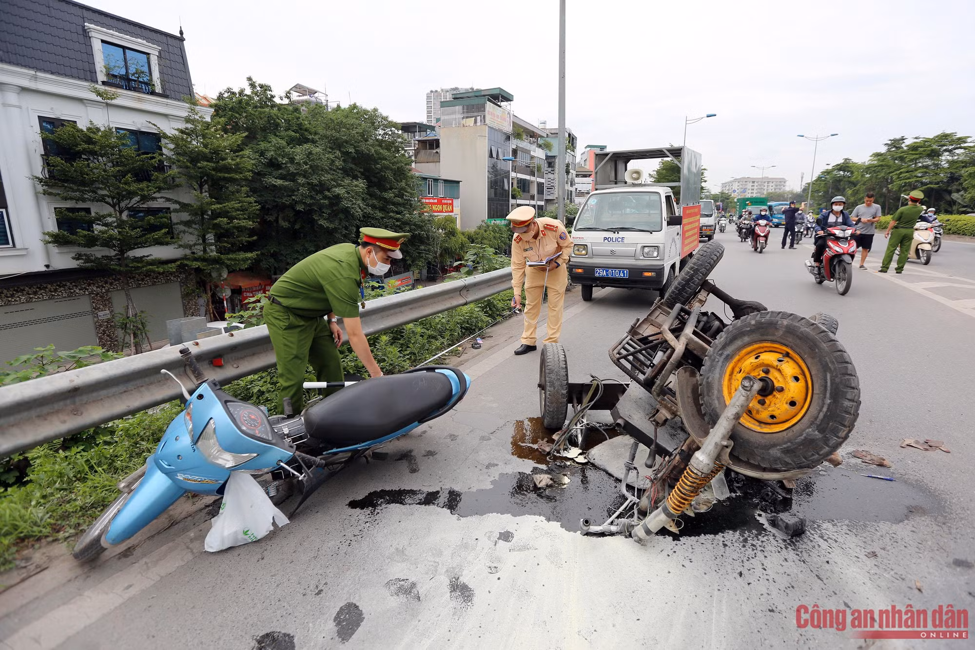 Ba gác tông văng người đi xe máy rồi bốc cháy -0