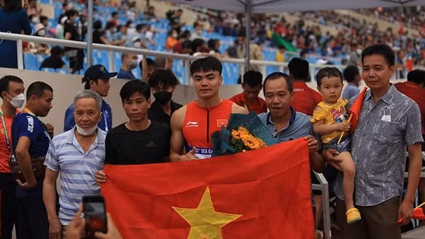 Gia đình 18 người vượt 300km đi cổ vũ con tham dự SEA Games 31