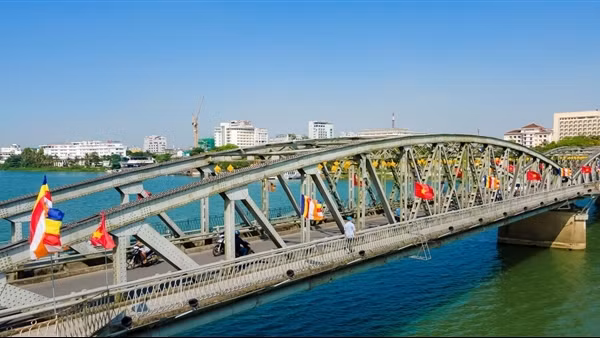Cố đô Huế rực rỡ cờ hoa trong Đại lễ Phật đản