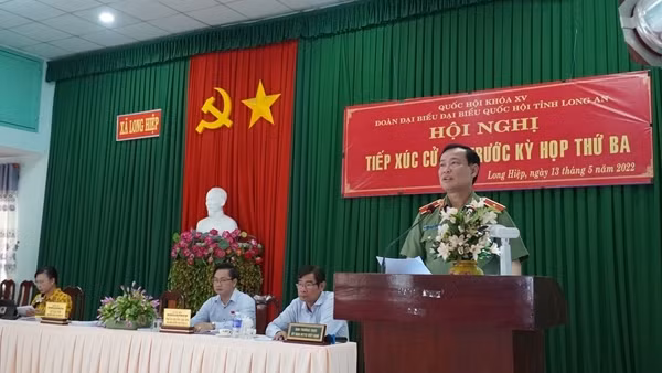 Đồng chí Lê Tấn Tới tiếp xúc cử tri ở Long An
