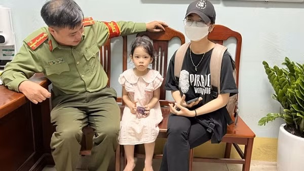 Công an huyện Mộc Châu tìm thấy người thân cho cháu bé đi lạc ảnh 3