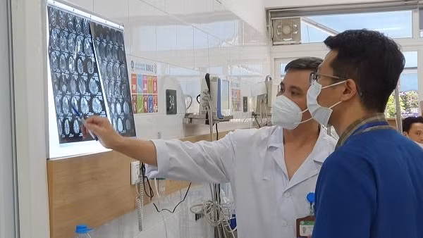 Uống rượu ngâm rễ cây chữa xương khớp, 2 người nhập viện
