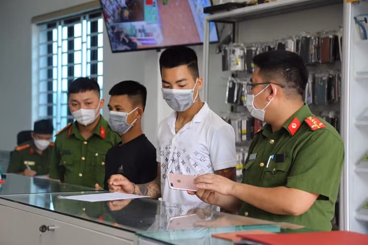 Bắt giữ 2 đối tượng nghiện ma túy cướp giật tài sản -0