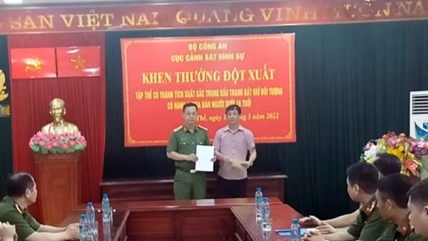 Khen thưởng Ban chuyên án bắt đối tượng đâm tài xế xe ôm, cướp tài sản ảnh 2