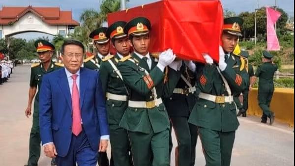 Bàn giao và đón nhận 12 hài cốt liệt sĩ hy sinh tại Lào về nước