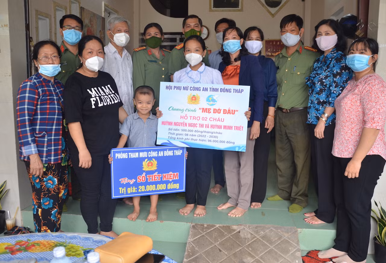 “Mẹ đỡ đầu” cho con cán bộ Công an mất do COVID-19 -0