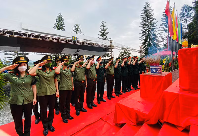 Đón 11 hài cốt Liệt sĩ, quân tình nguyện, chuyên gia Việt Nam hy sinh tại Lào về nước -2