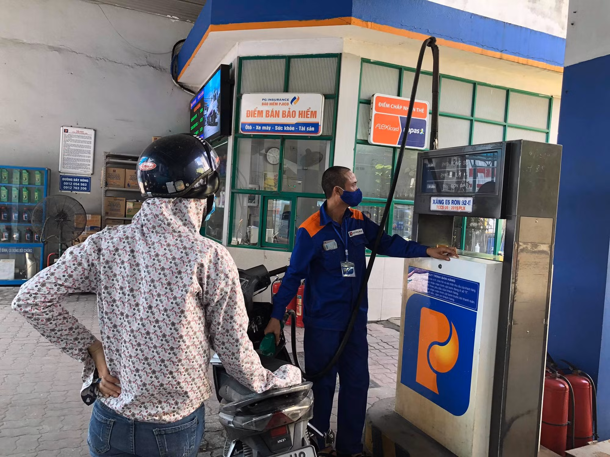 Xăng giảm đến hơn 1.100 đồng mỗi lít -0