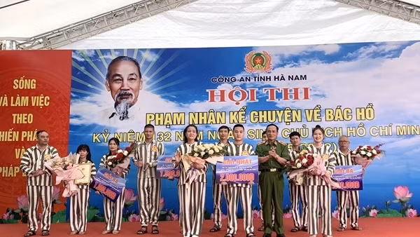 Xúc động nghe các phạm nhân thi kể chuyện về Bác Hồ