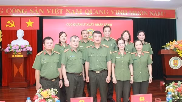 Công bố tân Cục trưởng Cục Quản lý xuất, nhập cảnh ảnh 7