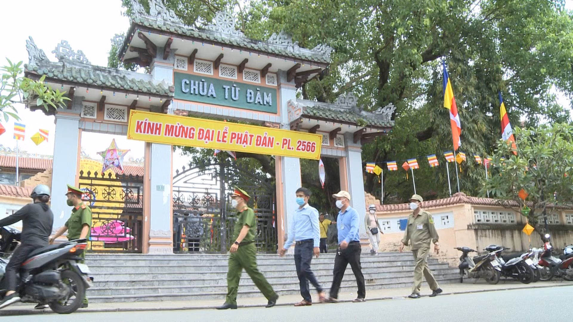 Cố đô Huế rực rỡ cờ hoa trong Đại lễ Phật đản -1