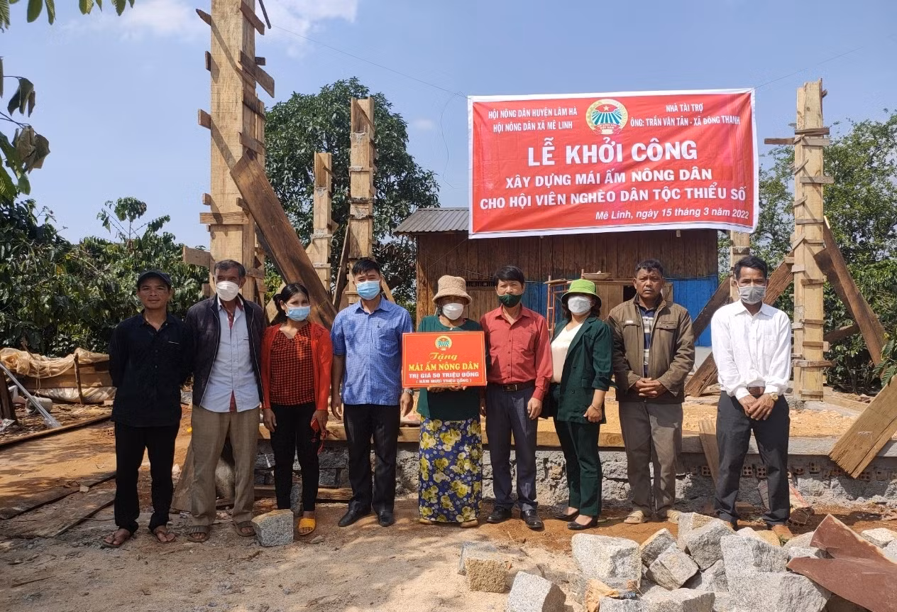 Bí thư Chi bộ nặng lòng với đồng bào nghèo -0