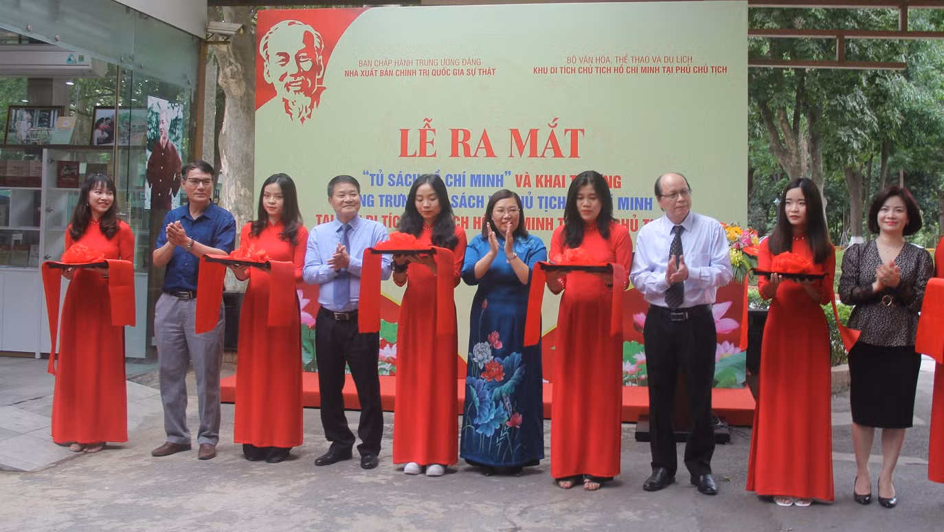 Ra mắt tủ sách, phòng trưng bày sách về Bác Hồ trong Khu di tích Chủ tịch Hồ Chí Minh tại Phủ Chủ tịch -0