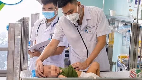 Uống nhầm nước làm mát ô tô, hai vợ chồng phải nhập viện ảnh 3