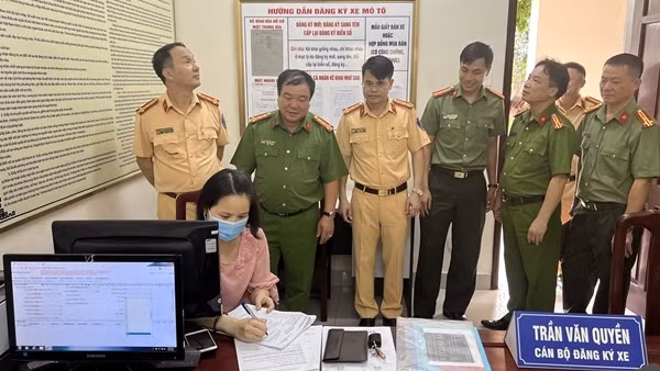Làm thêm ca, thêm giờ, kịp thời trả hộ chiếu mẫu mới cho công dân ảnh 4