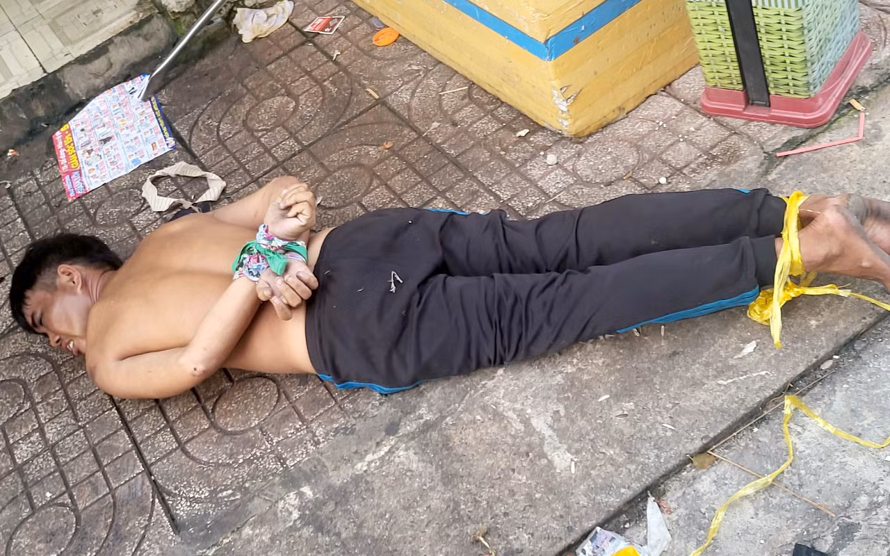 Một thanh niên “ngáo đá” đập phá ô tô của người dân -0