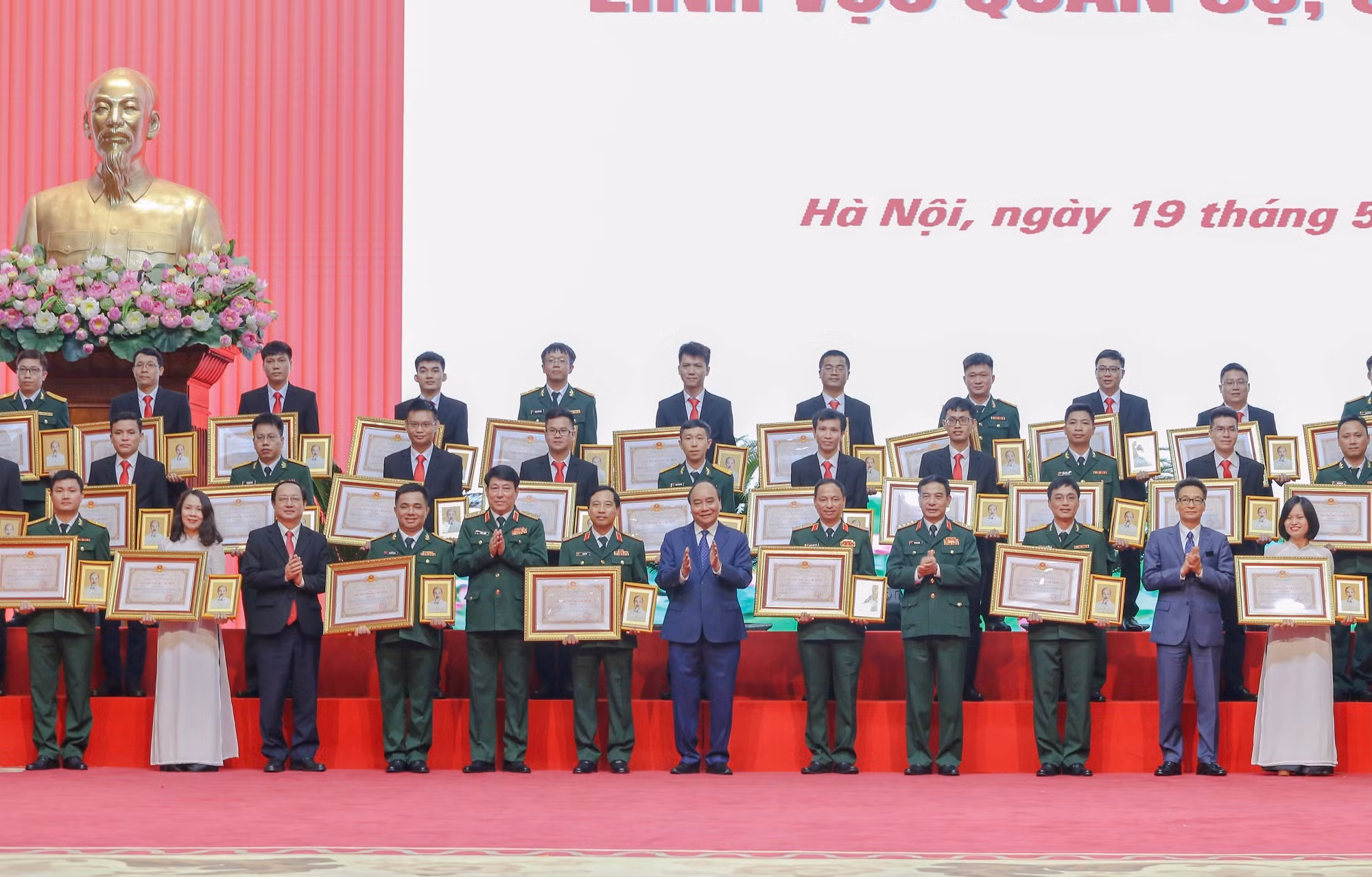 Chủ tịch nước trao giải thưởng Hồ Chí Minh cho 2 công trình khoa học công nghệ lĩnh vực quân sự, quốc phòng -0