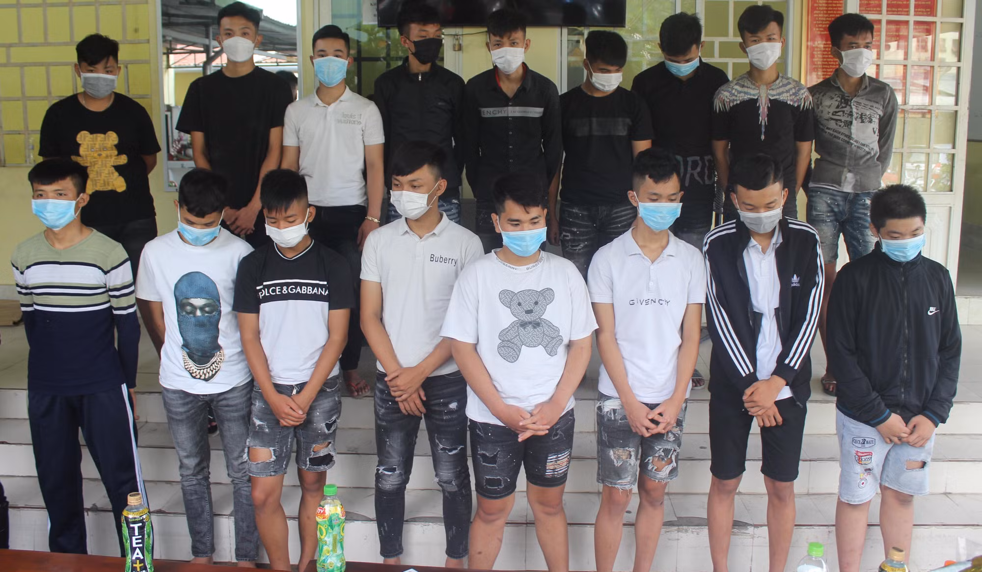 Tạm giữ 22 đối tượng dùng súng và bom xăng giải quyết mâu thuẫn -0