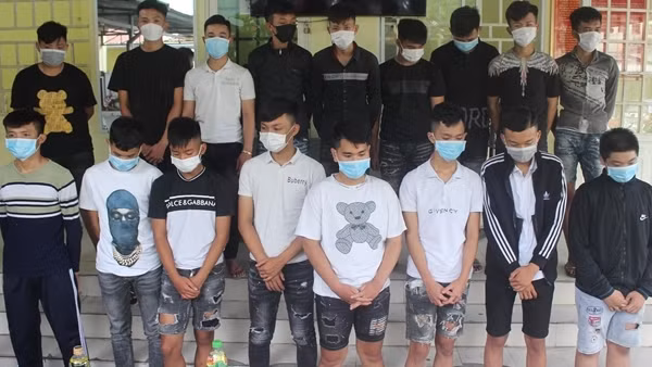 Vác dao, bom xăng hỗn chiến do "tranh một bóng hồng"