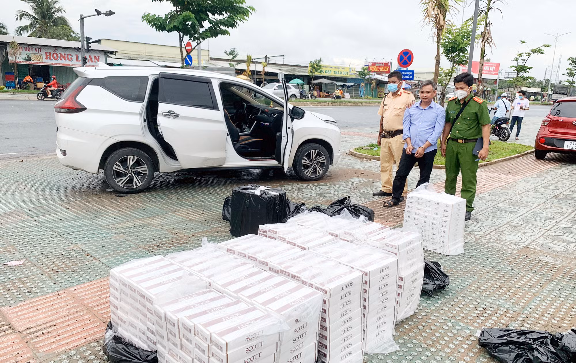 Dùng ô tổ chở 7000 gói thuốc lá lậu để nhận tiền công 2 triệu đồng -0