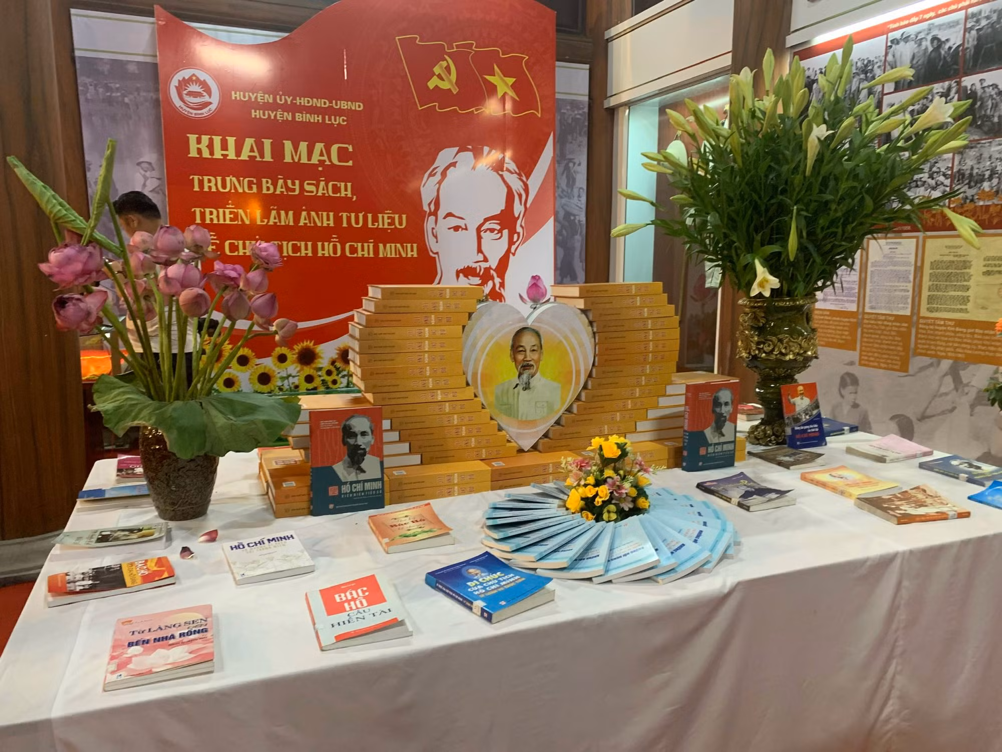 Biểu diễn nghệ thuật và triển lãm sách, tư liệu ảnh về Chủ tịch Hồ Chí Minh tại Khu lưu niệm Cát Tường -0