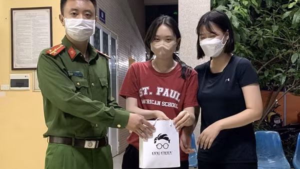 Công an phường hỗ trợ tìm được gần 2 lượng vàng người dân đánh rơi ảnh 4