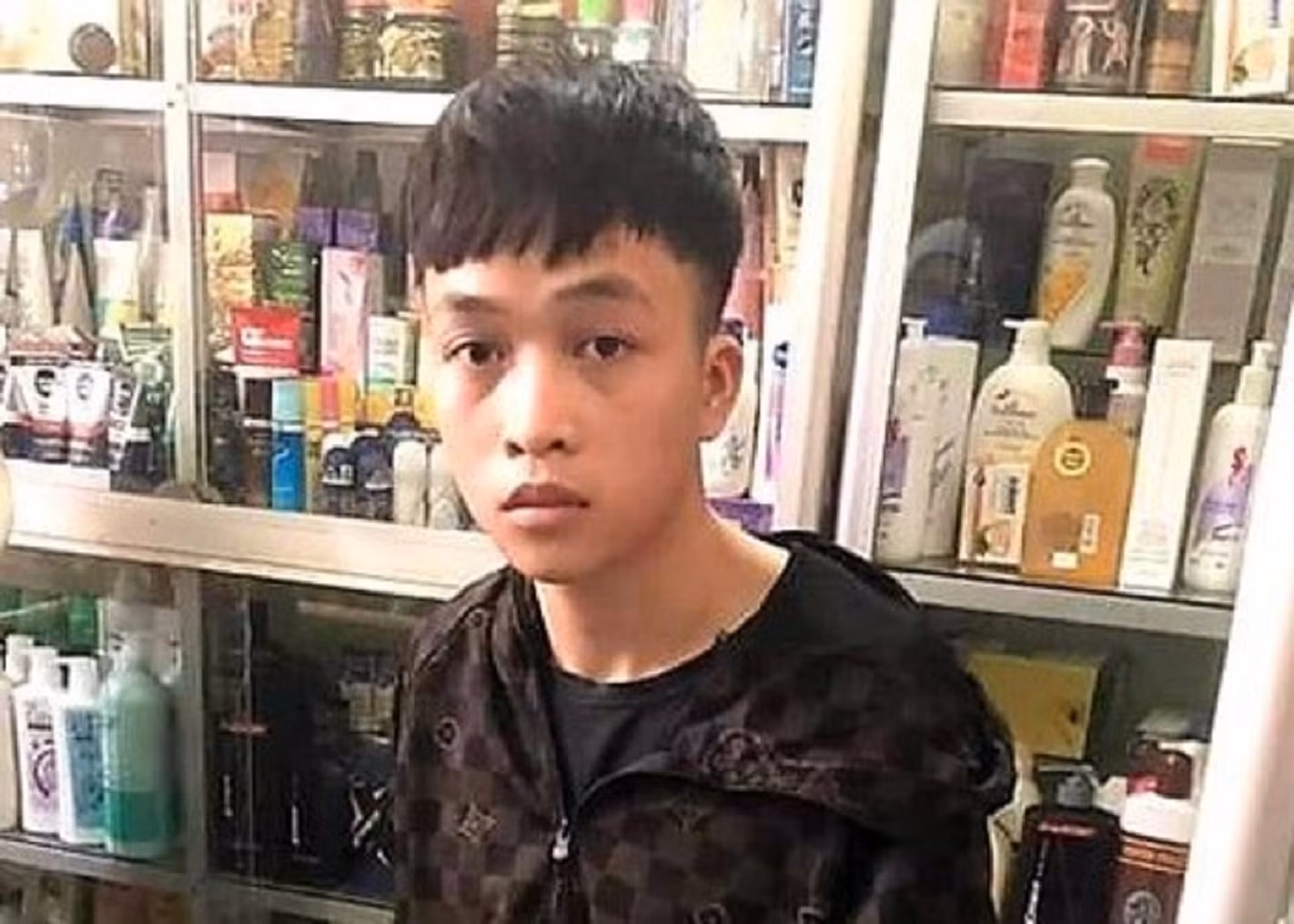 Con bạc kề cổ chủ hiệu tạp hóa cướp tài sản -0