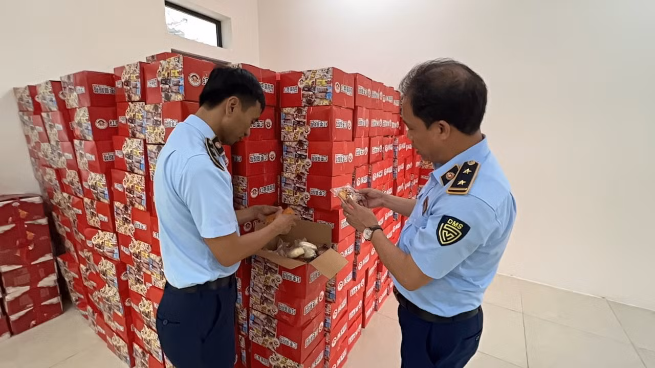 Tạm giữ hàng nghìn thùng bánh bông lan nghi nhập lậu -0