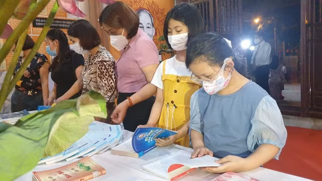 Biểu diễn nghệ thuật và triển lãm sách, tư liệu ảnh về Chủ tịch Hồ Chí Minh tại Khu lưu niệm Cát Tường -0