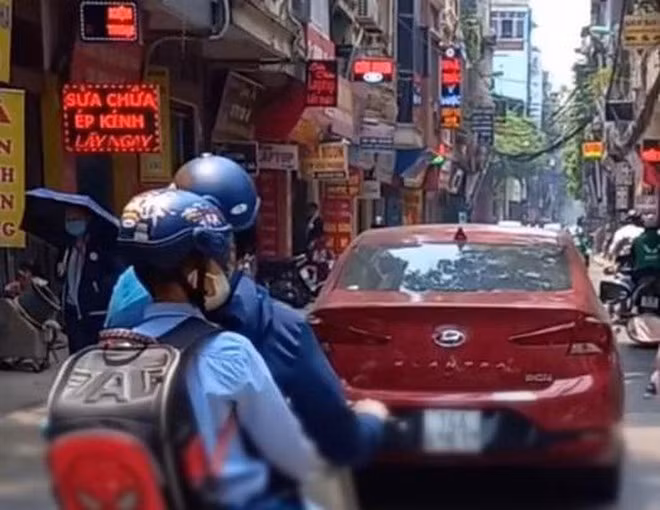 Lái xe ô tô bị xử phạt tiền, tước giấy phép lái do đi vào đường cấm -0