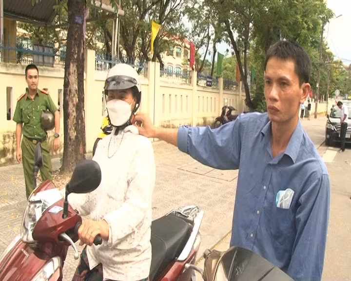Đối tượng chuyên cướp giật giây chuyền của phụ nữ đi đường sa lưới -0