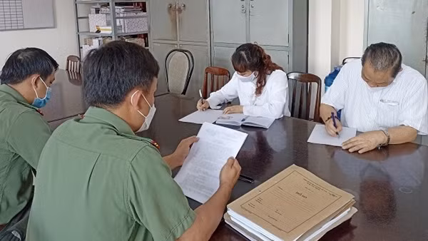 Công an làm việc với 2 người cầm đầu nhóm “Trừ quỷ Bảo Lộc”