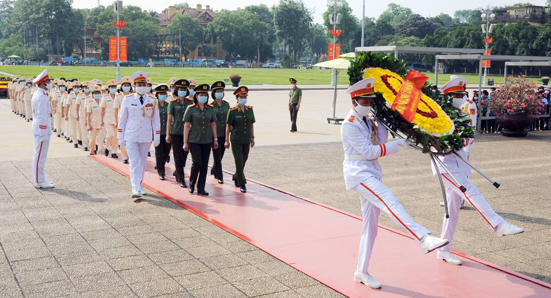 Đoàn Phụ nữ Công an tiêu biểu báo công, vào Lăng viếng Bác -0