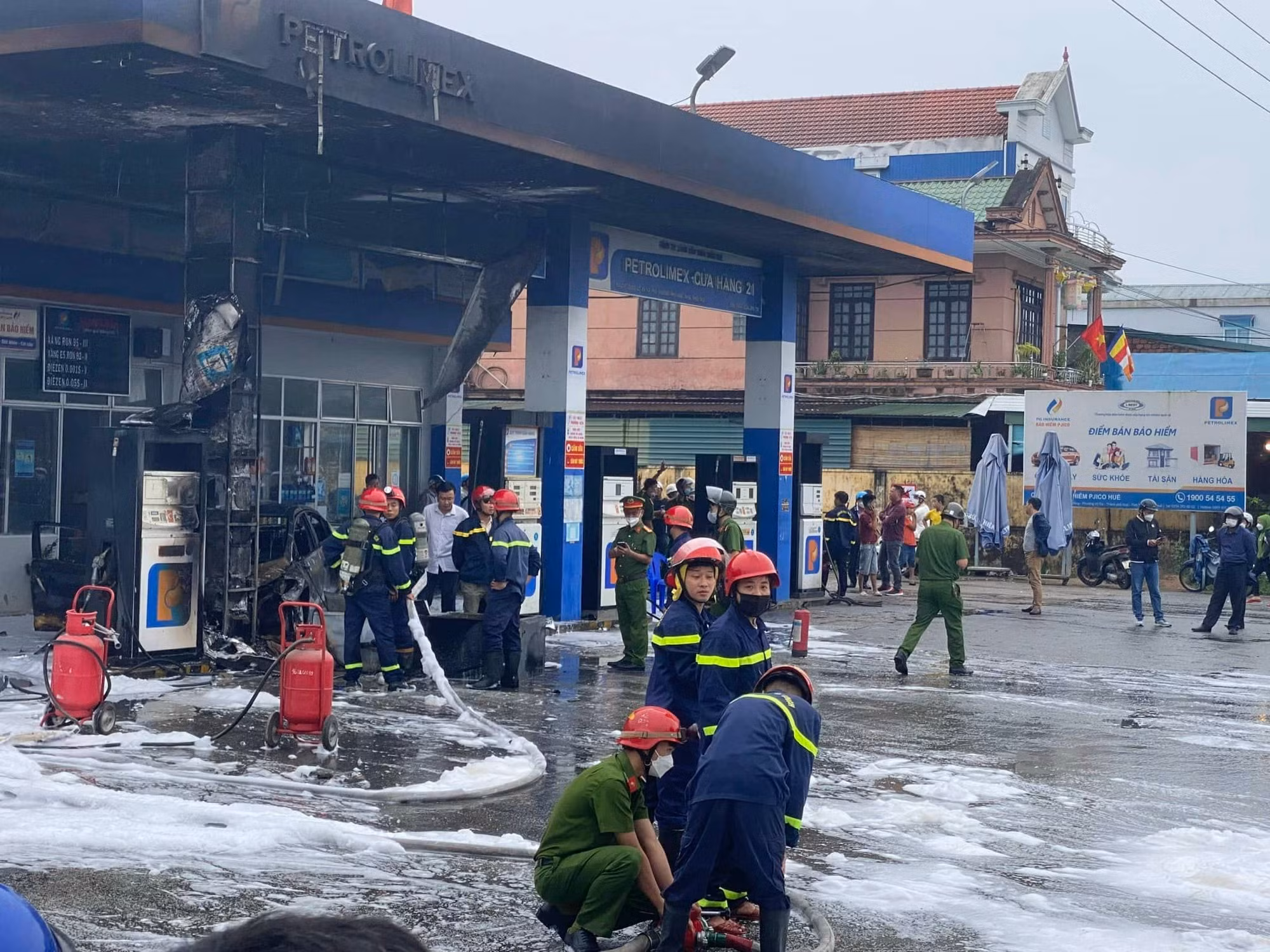 Xế hộp bị lửa thiêu rụi sau khi mất lái tông vào Trạm xăng dầu -0