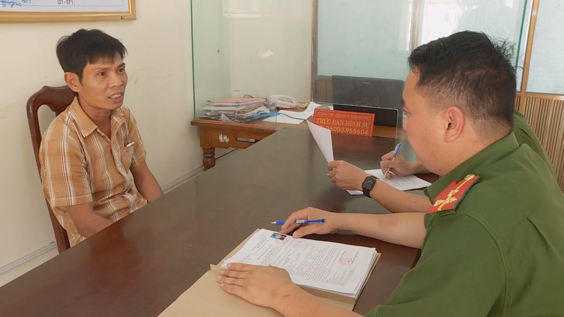 Mang 2 lệnh truy nã trốn ra biển hành nghề đánh bắt cá vẫn không thoát -0