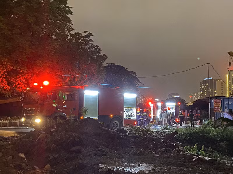 Kịp thời dập tắt đám cháy lớn gần SVĐ Mỹ Đình&nbsp; -1