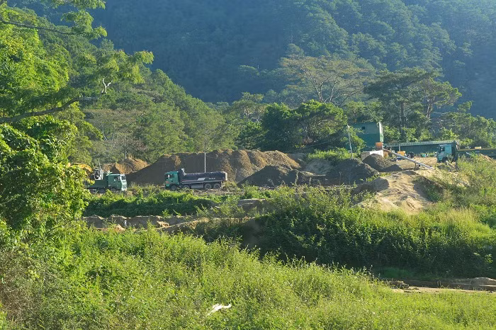 Rầm rộ khai thác cát dưới hình thức nạo vét hồ thủy điện Đa Nhim -0