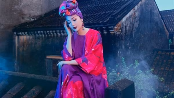 Đề nghị nhà thiết kế gỡ bỏ hình ảnh cựu hoa hậu ngồi trên nóc phố cổ