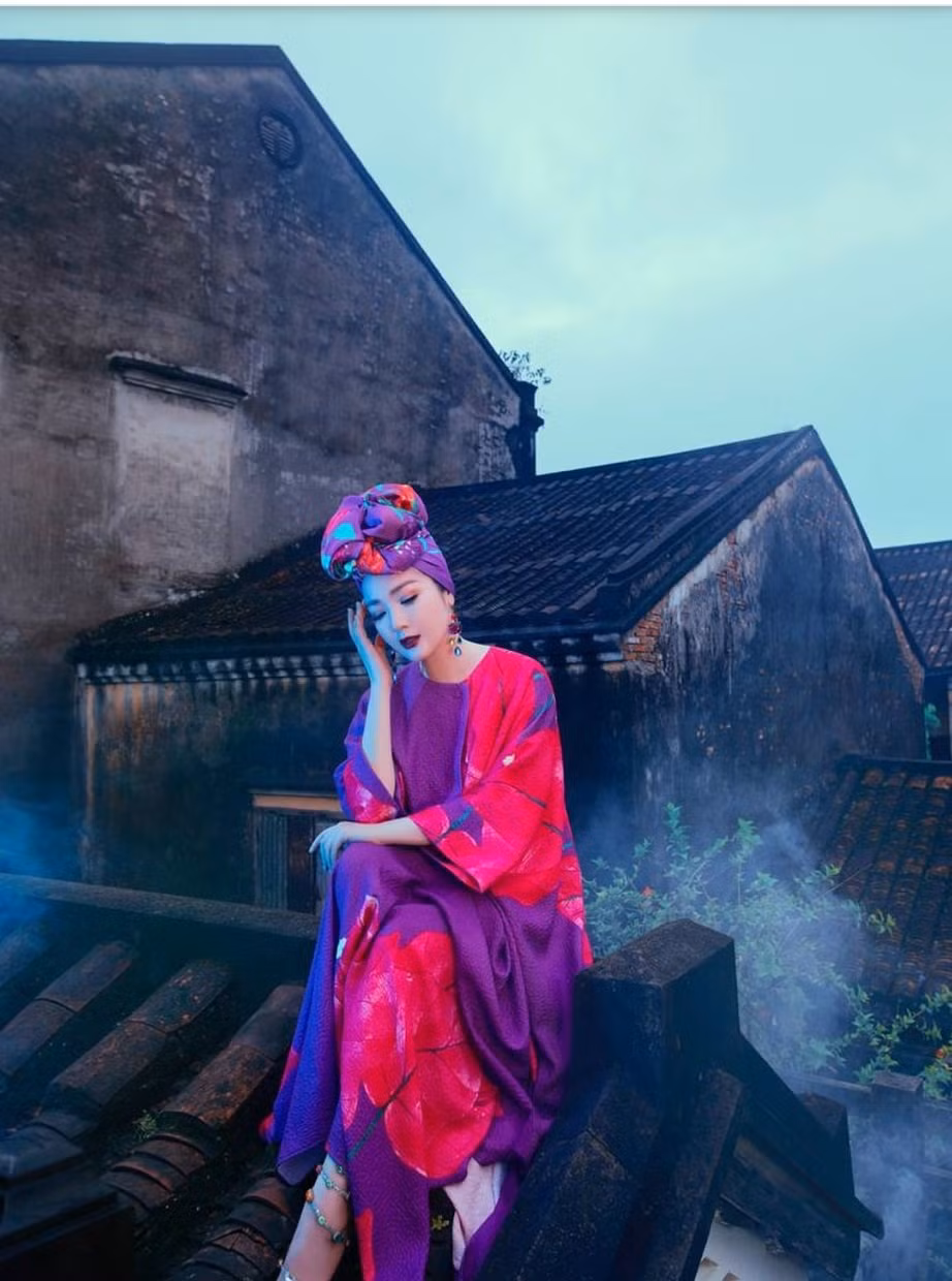 Hội An: Đề nghị nhà thiết kế gỡ bỏ hình ảnh cựu hoa hậu ngồi trên nóc phố cổ trong một bộ ảnh thường trang -0