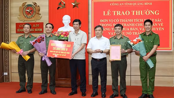 Thuyền trưởng mang hơn 135 kg thuốc nổ đi… đánh cá ảnh 2
