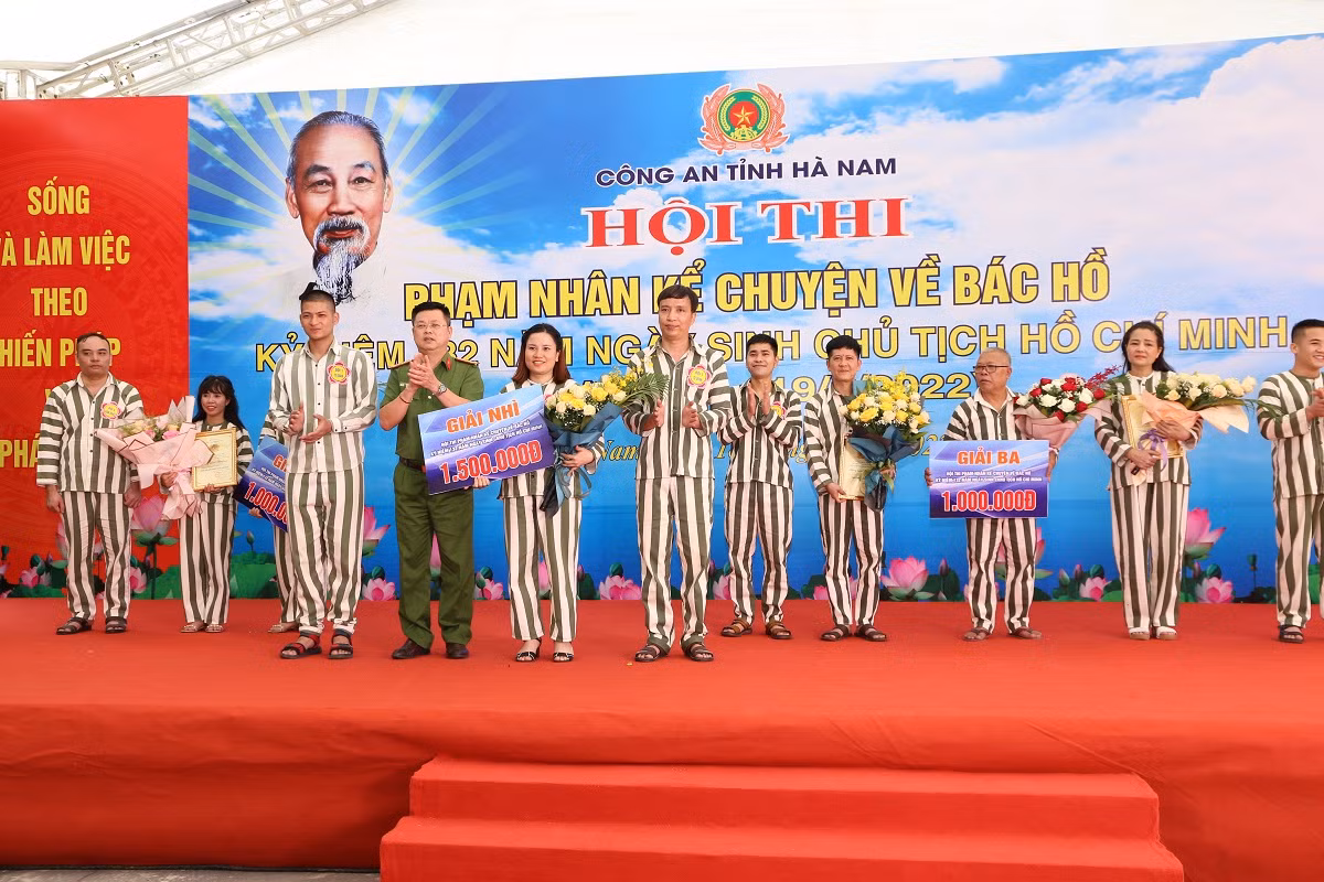 Xúc động nghe các phạm nhân kể chuyện về Bác Hồ tại trại tạm giam Công an tỉnh Hà nam -0