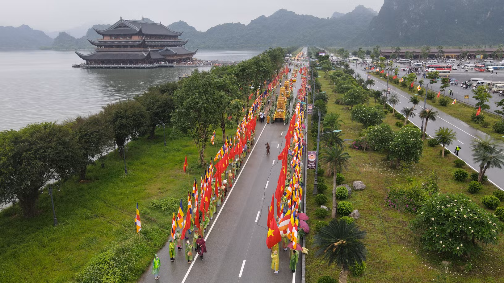 Hàng vạn người đội mưa mừng lễ Phật Đản 2022 -0