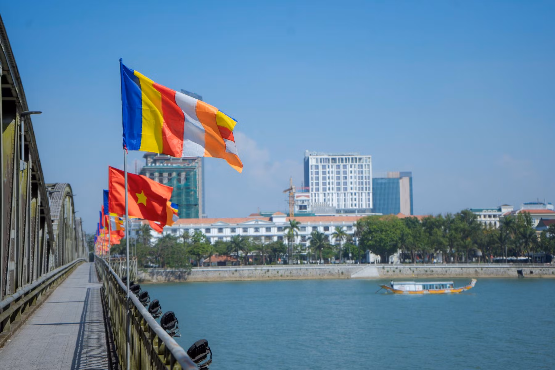 Cố đô Huế rực rỡ cờ hoa trong Đại lễ Phật đản -2